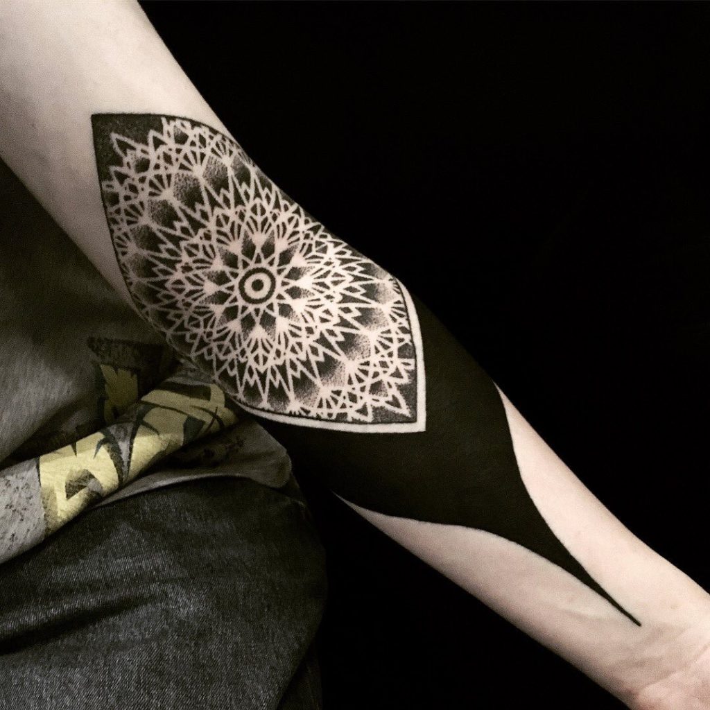 Tattoo uploaded by Luiza Siqueira • Flores #JoshStephens #blackout # BlackoutTattoo #coverup #cobertura #flores #flowers #blackandwhite  #pretoebranco • Tattoodo